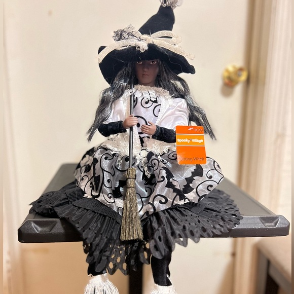 Sitting Witch Doll - Picture 5 of 8